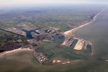 De bouw van een tweede steiger in het LNG-dok in de Oostelijke voorhaven van Zeebrugge