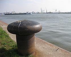 Het verdiepen van kaaimuren in het Vijfde Havendok en het Industriedok in de haven van Antwerpen